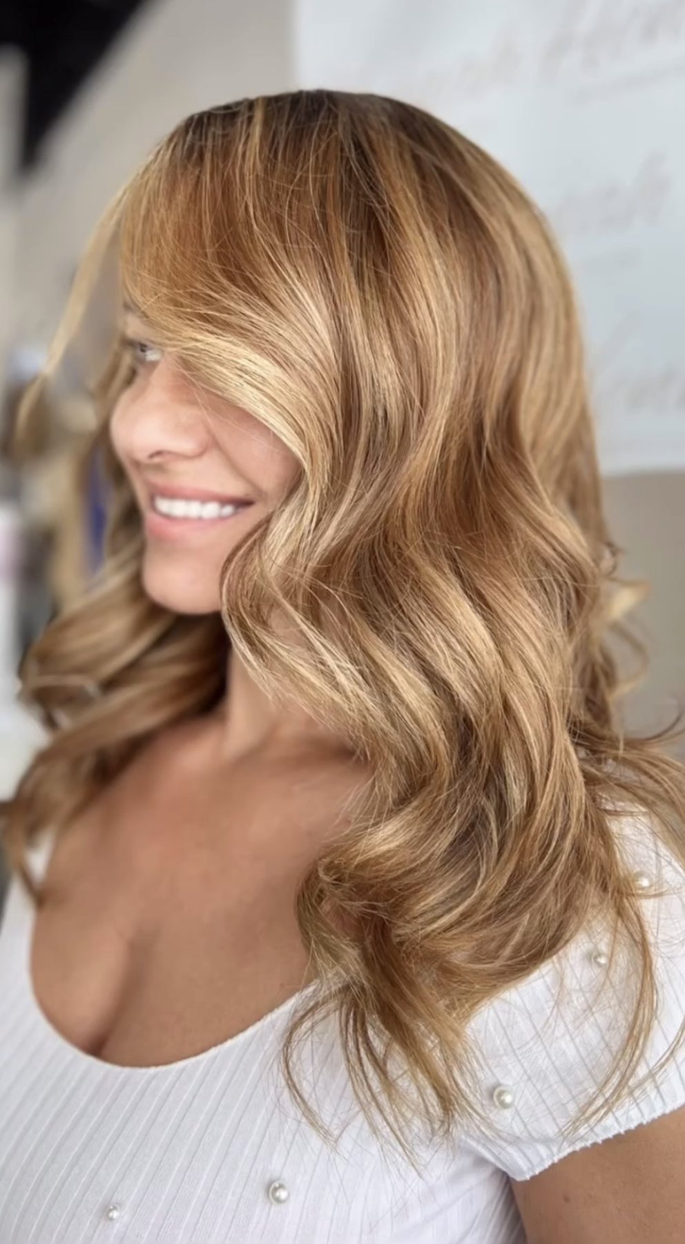Warm honey-blonde Hollywood waves